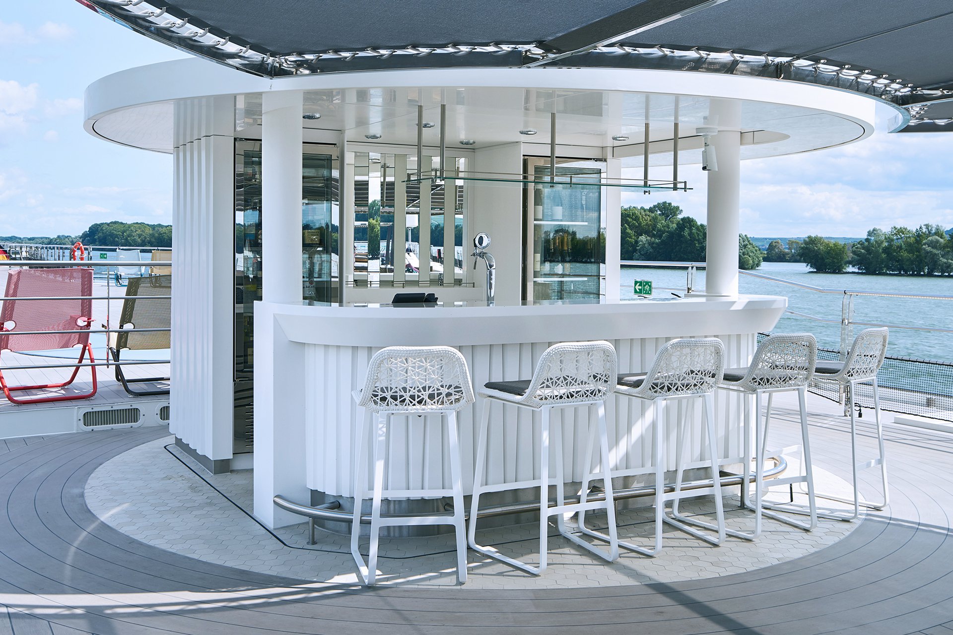 Crystal Cruises - Crystal Bach - Entertainment - Vista Bar.jpg